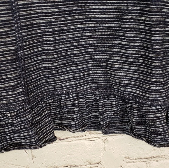 Jane & Delaney Ruffled Hem Top L Closet Staple Minimalist Capsule Wardrobe - Picture 6 of 10